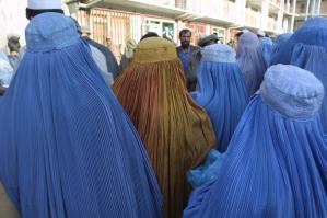 Afghaanse weduwen bedelen om voedsel: 6-12-2001